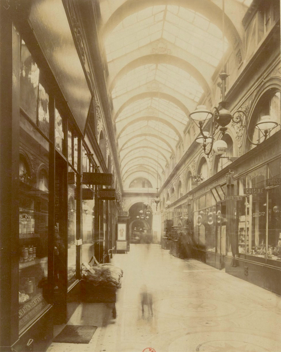 Eugène Atget: Galerie Vivienne (1906-07) Source gallica.bnf.fr / Bibliothèque nationale de France