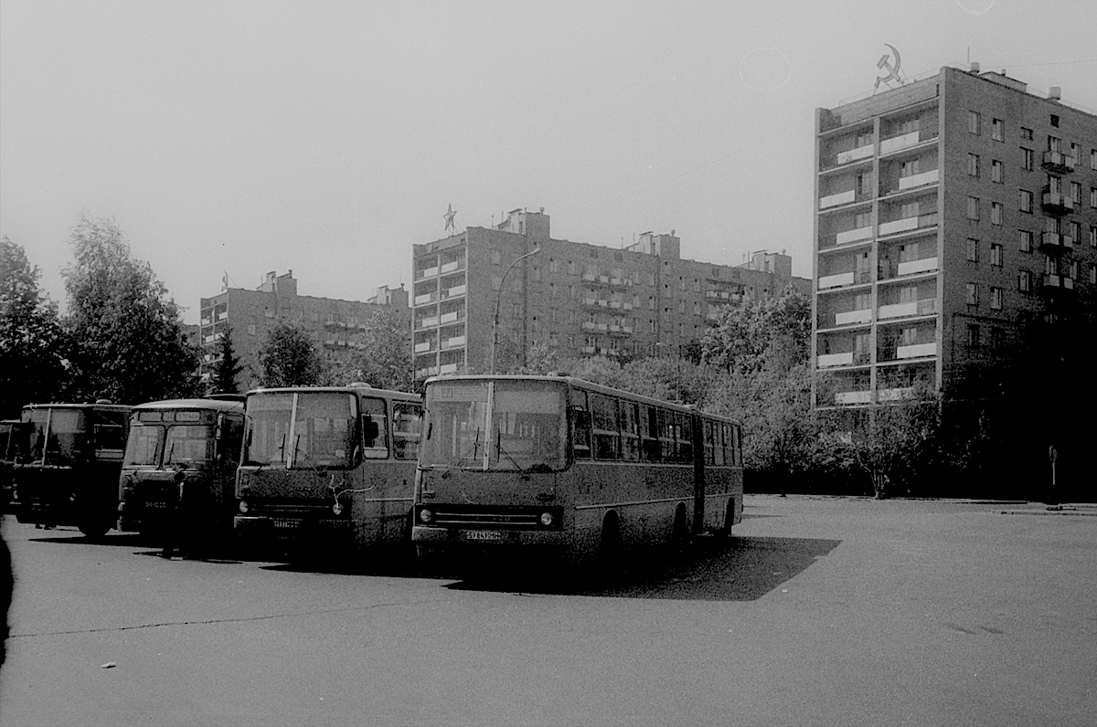 Buses and brezhnevka apartment blocks, Moscow photo Thomas Deckker 1989