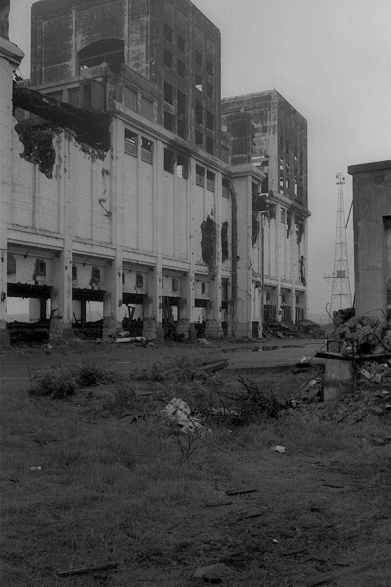 Beckton Gasworks photo © Thomas Deckker 1988
