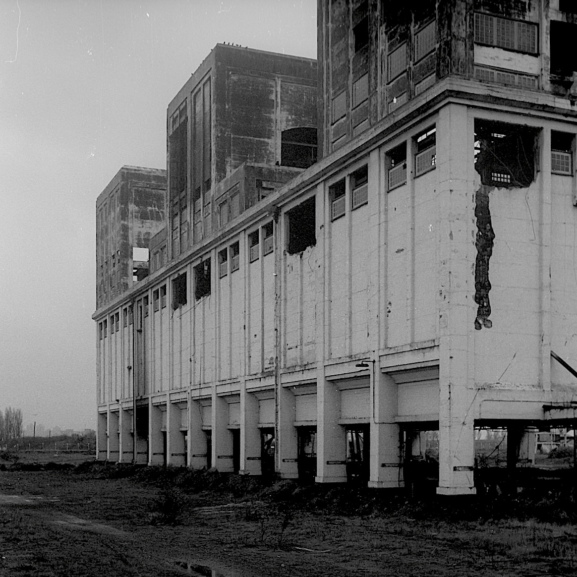 Beckton Gasworks photo © Thomas Deckker 1988