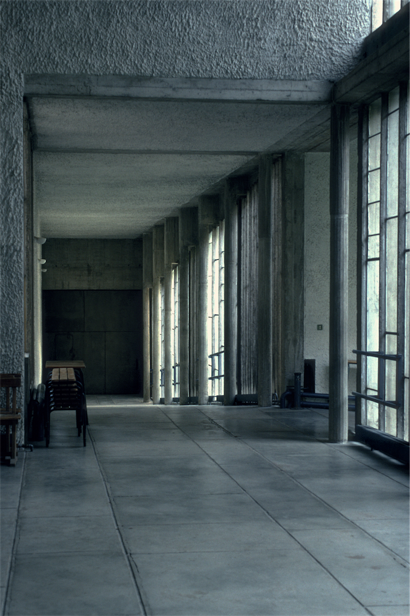 Le Corbusier: Couvent de la Tourette; passage showing ondulatoires, photo &copy; Thomas Deckker 1996